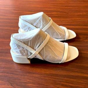 Kenneth Cole Maisie low-heel white sandal. Size 7.5 medium NWT.